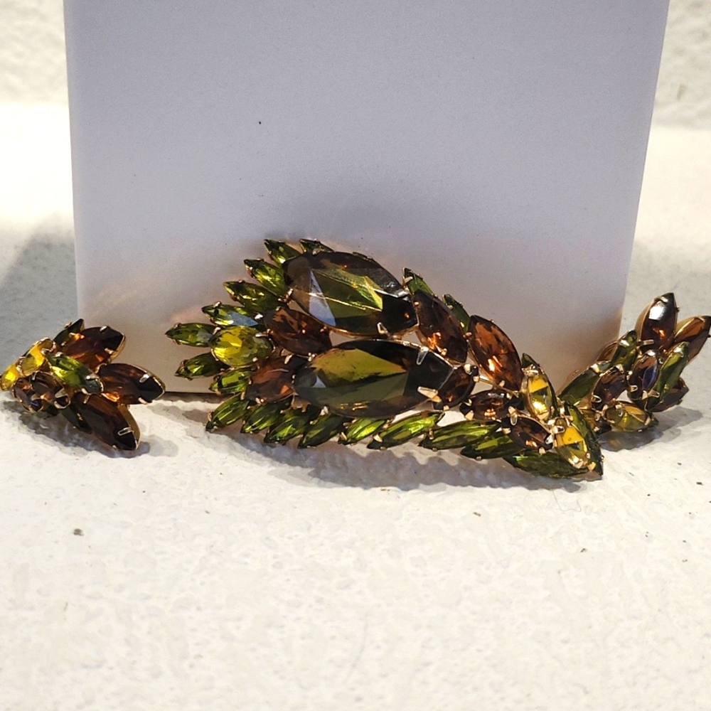 VINTAGE BROOCH AND EARRINGS